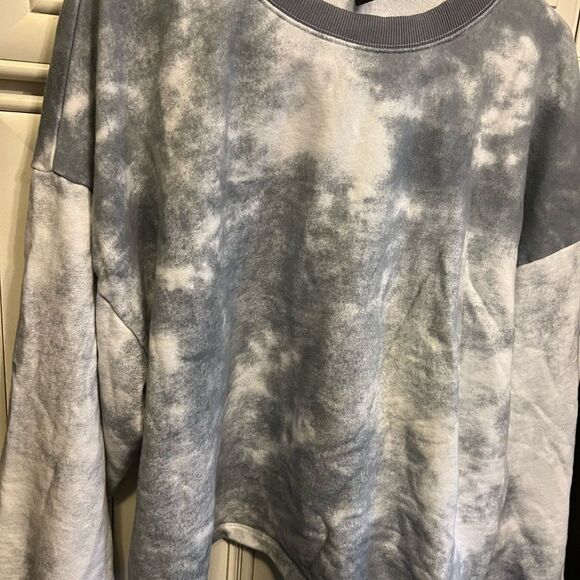 Solar Mist Sweatshirt in Sky
L'urv
Color:Sky L - Picture 4 of 10